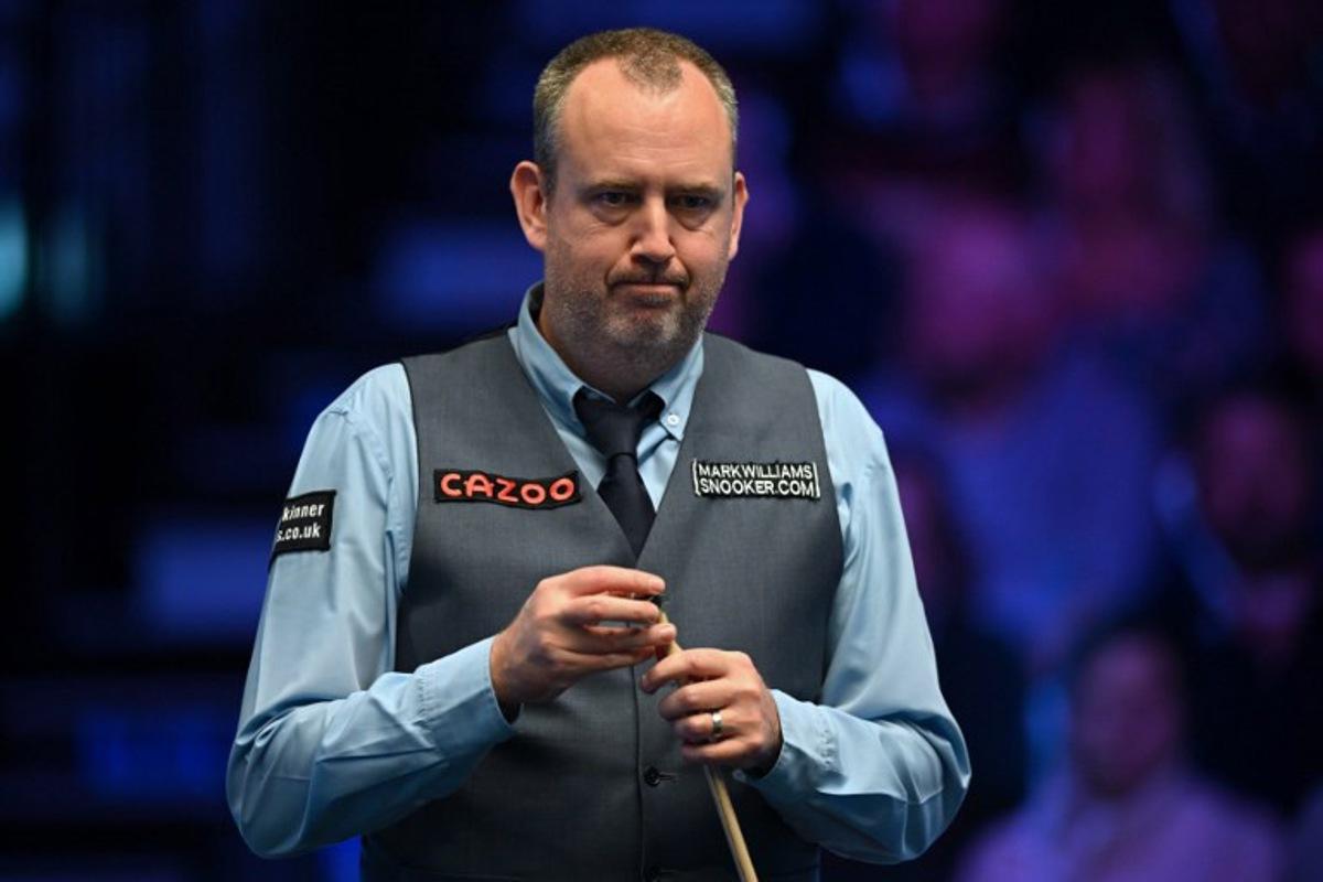 Wales' Mark Williams chalks his cue tip during the Masters snooker tournament final against England's Judd Trump at Alexandra Palace in London on January 15, 2023. JUSTIN TALLIS / AFP