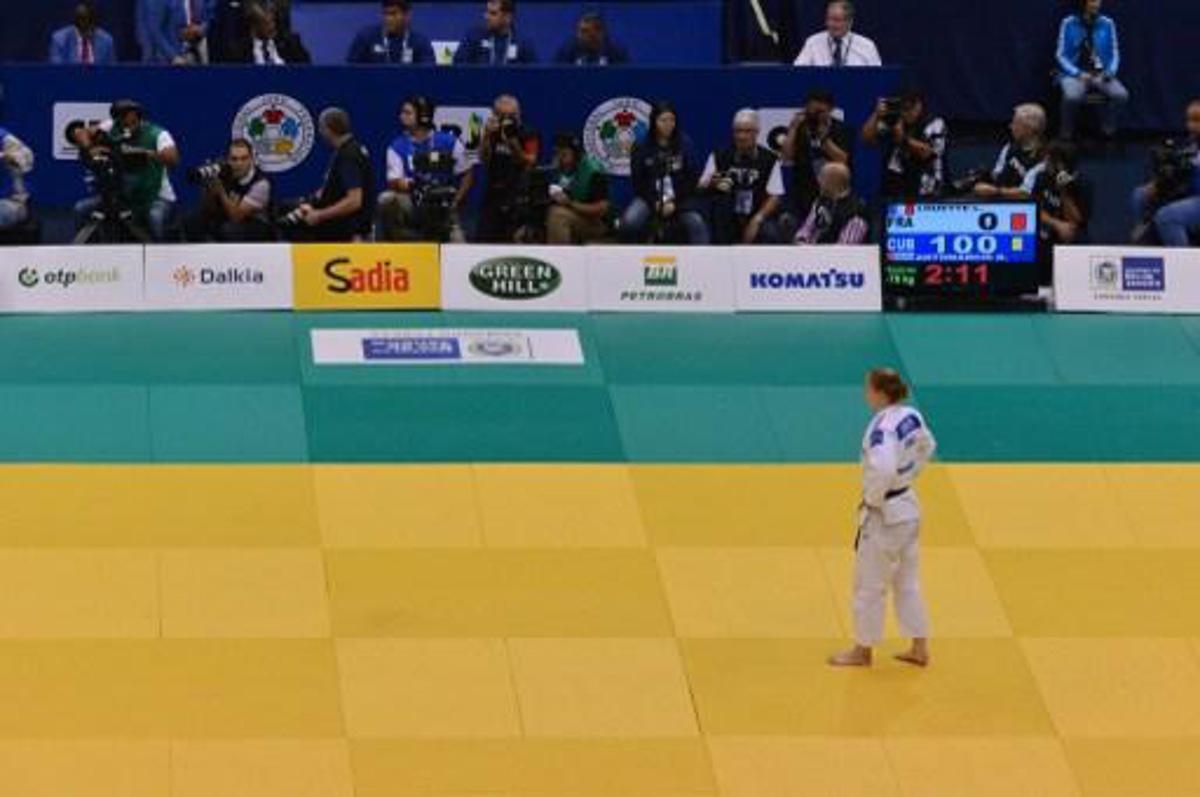 France's Lucie Louette remains on the tatami after losing to Cuba's Kaliema Antomarchi during the women's 78kg category of the IJF World Judo Championship in Rio de Janeiro, Brazil, on August 29, 2013. AFP PHOTO/YASUYAOSHI CHIBA