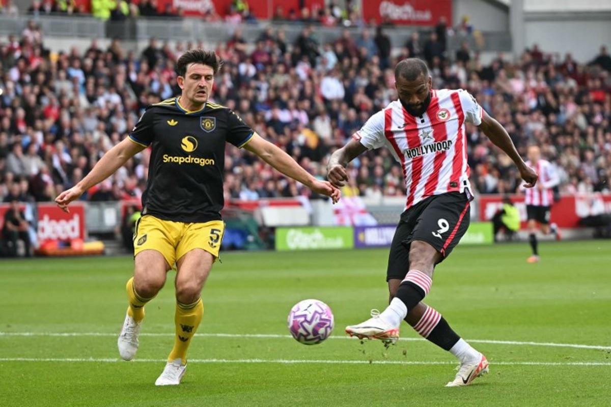 Brentford's Brazilian striker #09 Igor Thiago (R) shoots to score the opening goal of the English Premier League football match between Brentford and Manchester United at the Gtech Community Stadium in London on September 27, 2025. JUSTIN TALLIS / AFP