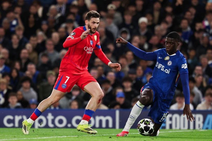 Paris Saint-Germain's Georgian forward #07 Khvicha Kvaratskhelia fights for the ball with Chelsea's French defender #19 Mamadou Sarr during the UEFA Champions League round of 16 second leg football match between Chelsea FC and Paris Saint-Germain (PSG) at Stamford Bridge, west London on March 17, 2026. FRANCK FIFE / AFP