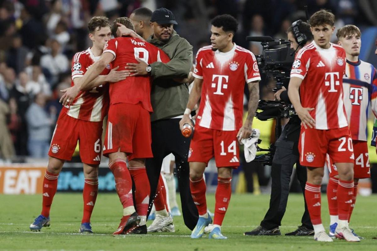 Bayern Munich's Belgian head coach Vincent Kompany (3L) celebrates with players at the end the UEFA Champions League quarter final first leg football match between Real Madrid CF and FC Bayern Munich at Santiago Bernabeu Stadium in Madrid on April 7, 2026. Oscar DEL POZO / AFP