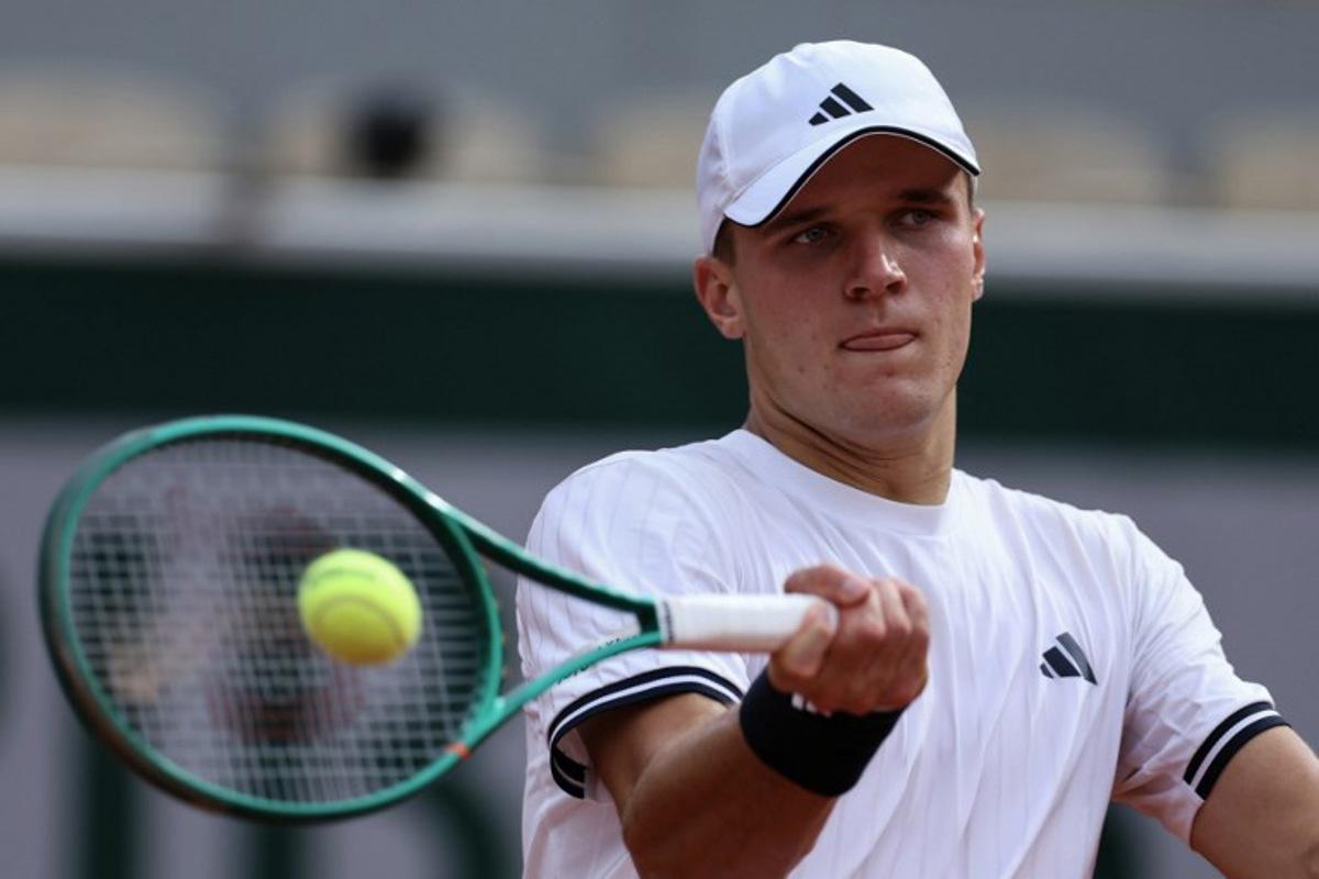 Czech Republic's Jakub Mensik plays a forehand return to Australia's Alex de Minaur during their men's singles match on day 6 of the French Open tennis tournament on Court Simonne-Mathieu at the Roland-Garros Complex in Paris on May 29, 2026. Alain JOCARD / AFP