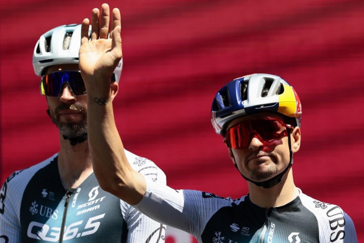 Q36.5 Pro Cycling team's British rider Thomas Pidcock (R) waves to the crowd as he arrives ahead of the 21st stage of the 108th Giro d'Italia cycling race of 143kms from Rome to Rome on June 1, 2025. Luca Bettini / AFP