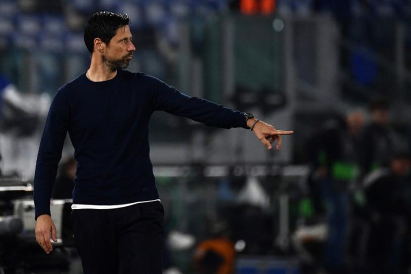 FC Porto's Portuguese coach Vitor Bruno gestures during the UEFA Europa League football match between Lazio and Porto at the Olympic stadium in Rome, on November 07, 2024. Filippo MONTEFORTE / AFP