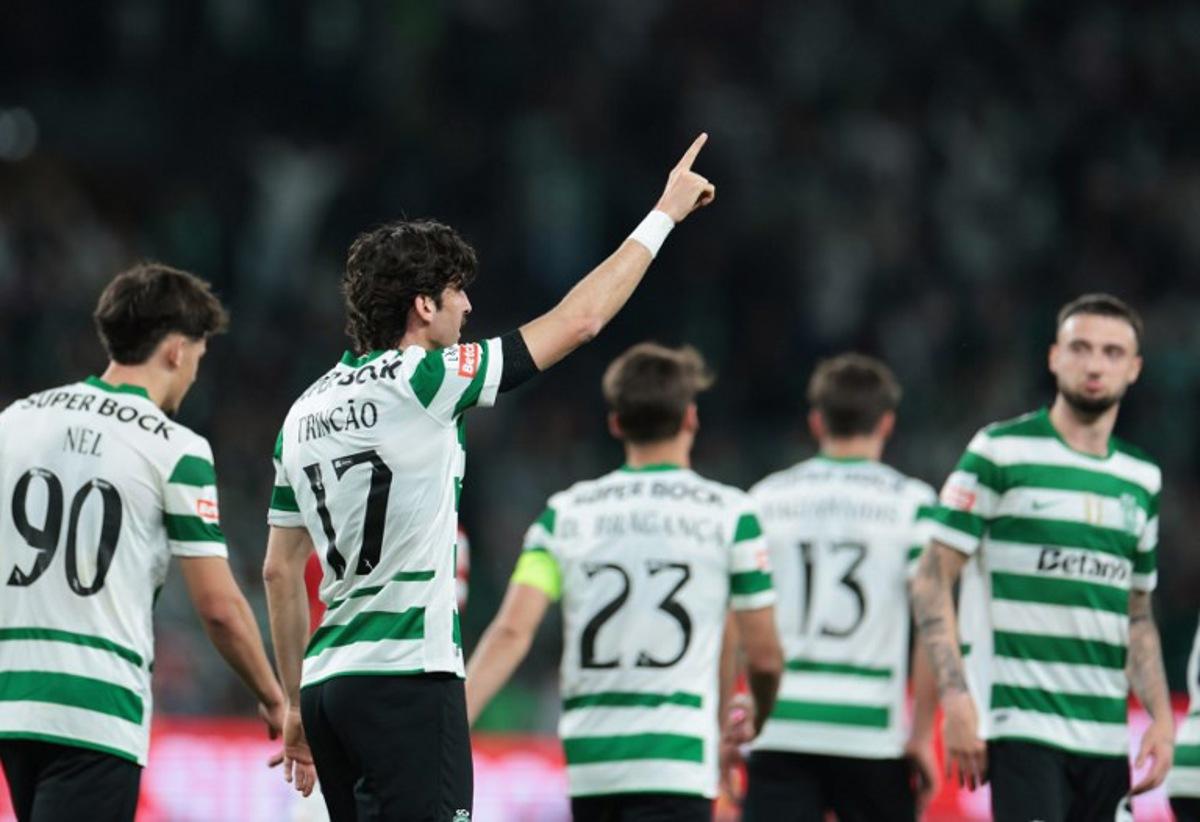 Sporting Lisbon's Portuguese forward #17 Francisco Trincao celebrates after scoring his team's third goal during the Portuguese League football match between Sporting CP and CD Santa Clara at Jose Alvalade stadium in Lisbon on April 3, 2026. PATRICIA DE MELO MOREIRA / AFP