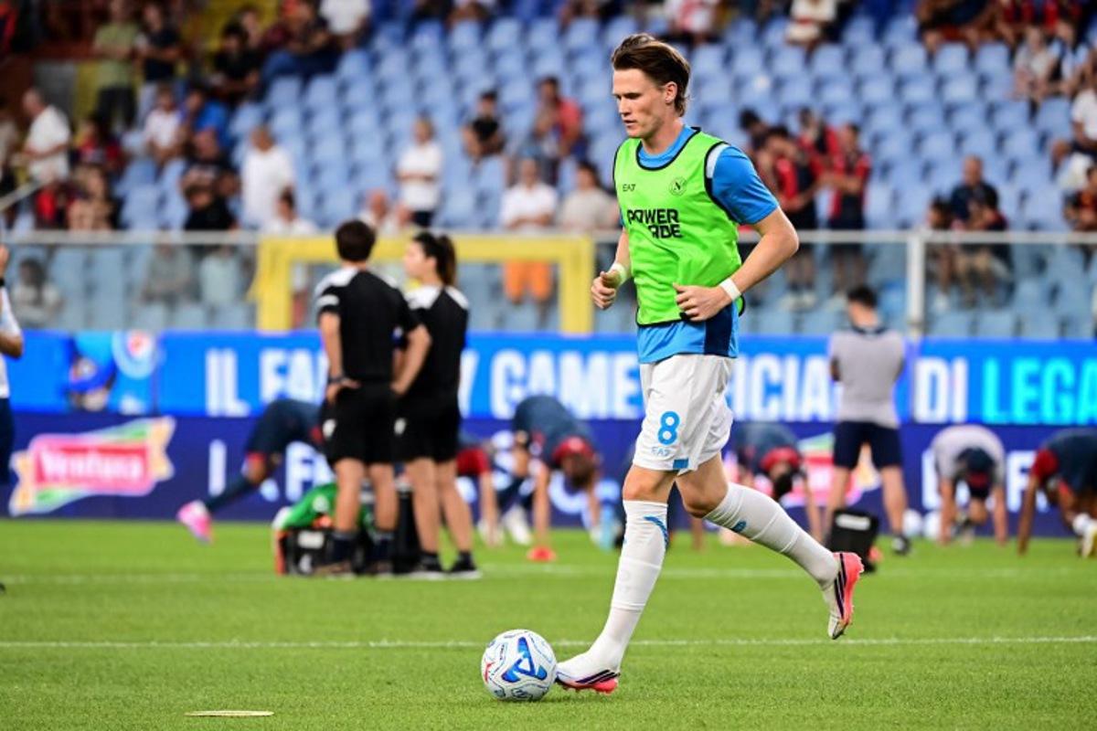 Napoli's Scottish midfielder #08 Scott McTominay warms up ahead of the Italian Serie A football match between Genoa CFC and SSC Napoli at the Luigi-Ferraris stadium in Genoa on August 22, 2026. Piero CRUCIATTI / AFP