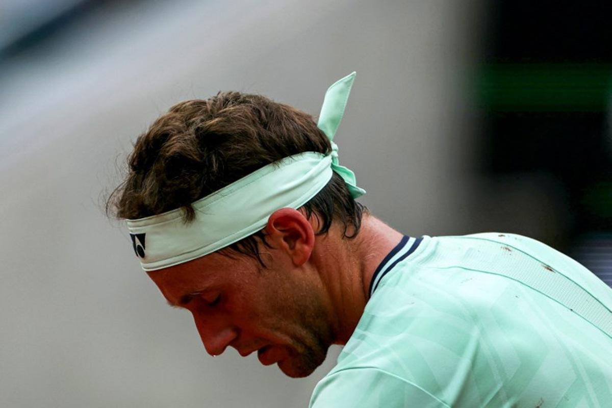 Norway's Casper Ruud sits between games during his men's singles match against Portugal's Nuno Borges on day 4 of the French Open tennis tournament on Court Suzanne-Lenglen at the Roland-Garros Complex in Paris on May 28, 2025. Alain JOCARD / AFP