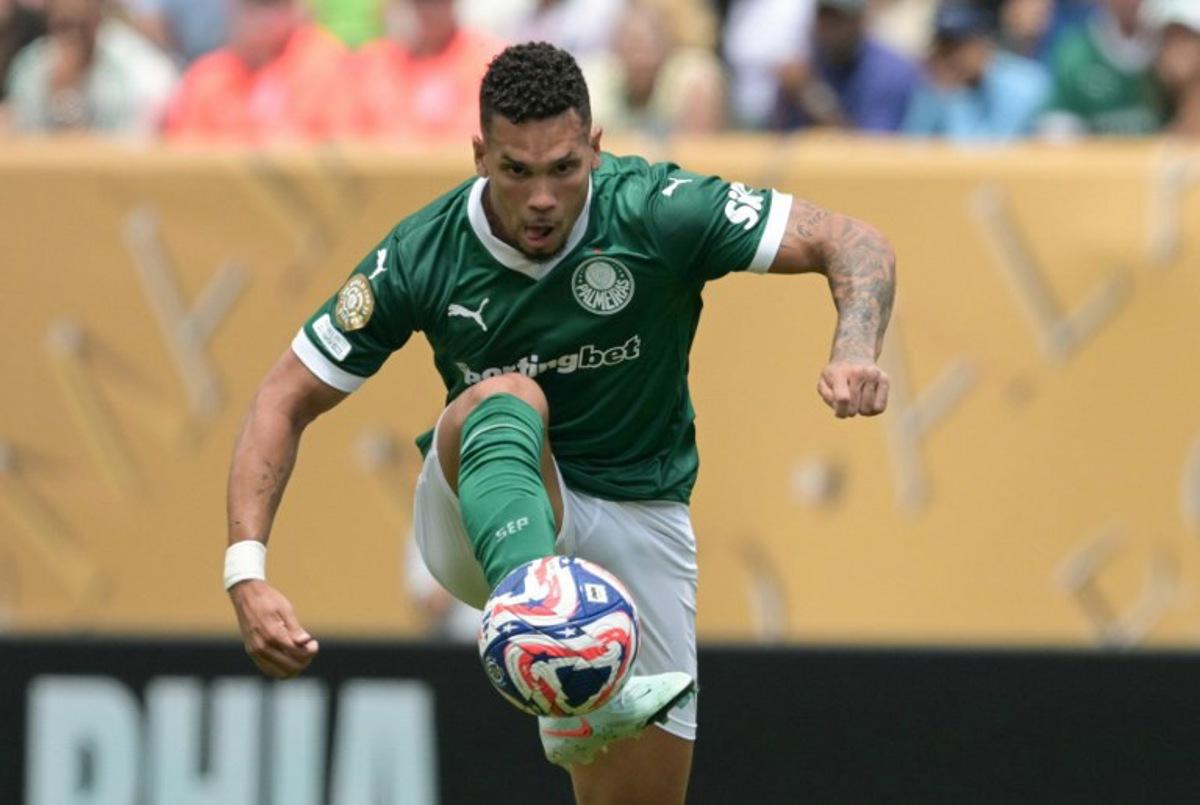 Palmeiras' Brazilian forward #10 Paulinho controls the ball during the FIFA Club World Cup 2025 round of 16 all-Brazilian football match between Palmeiras and Botafogo at Lincoln Financial Field Stadium in Philadelphia on June 28, 2025. JUAN MABROMATA / AFP