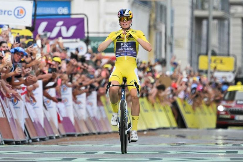 FDJ-SUEZ's Dutch rider Demi Vollering, wearing the overall leader's yellow jersey, celebrates as she crosses the finish line to win the 9th and final stage of the fifth edition of the Women's Tour de France cycling race, 99.2 km from Nice to Nice, southeastern France on August 9, 2026. NICOLAS TUCAT / AFP