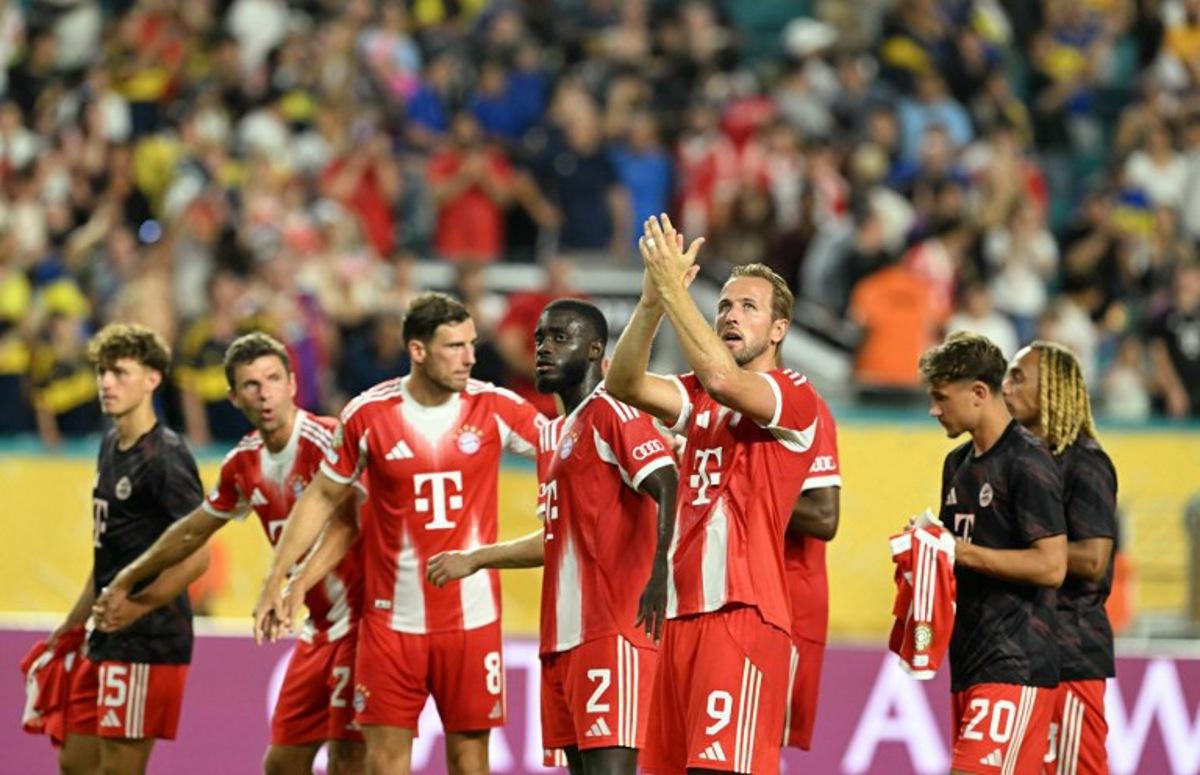 Bayern Munich's English forward #09 Harry Kane (R) and his teammates wave to the fans following the end of the FIFA Club World Cup 2025 Group C soccer match between Germany's Bayern Munich and Argentina's Boca Juniors at the Hard Rock Stadium in Miami on June 20, 2025. PATRICIA DE MELO MOREIRA / AFP