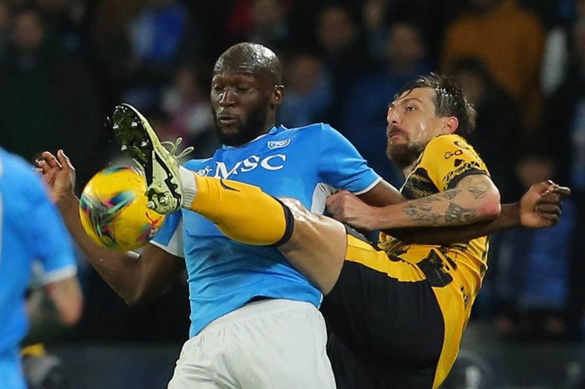 Napoli's Belgian forward #11 Romelu Lukaku fights for the ball with Inter Milan's Italian defender #15 Francesco Acerbi during the Italian Serie A football match between Napoli and Inter Milan at the Diego Armando Maradona stadium in Naples on March 01, 2025. CARLO HERMANN / AFP