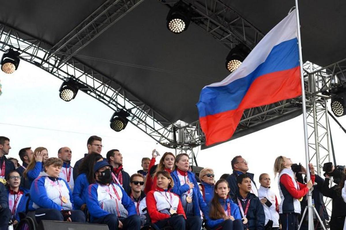 Russian Paralympians gather on the stage at Red Square during a welcoming ceremony in Moscow on September 6, 2021 upon the Russian Paralympic team's arrival from the Tokyo 2020 Paralympic Games. NATALIA KOLESNIKOVA / AFP