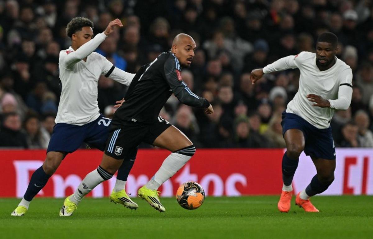 Tottenham Hotspur's French midfielder #28 Wilson Odobert (L) puts pressure on Aston Villa's Dutch defender #17 Donyell Malen during the English third round FA Cup football match between Tottenham Hotspur and Aston Villa at Tottenham Hotspur Stadium in London, on January 10, 2026. Glyn KIRK / AFP