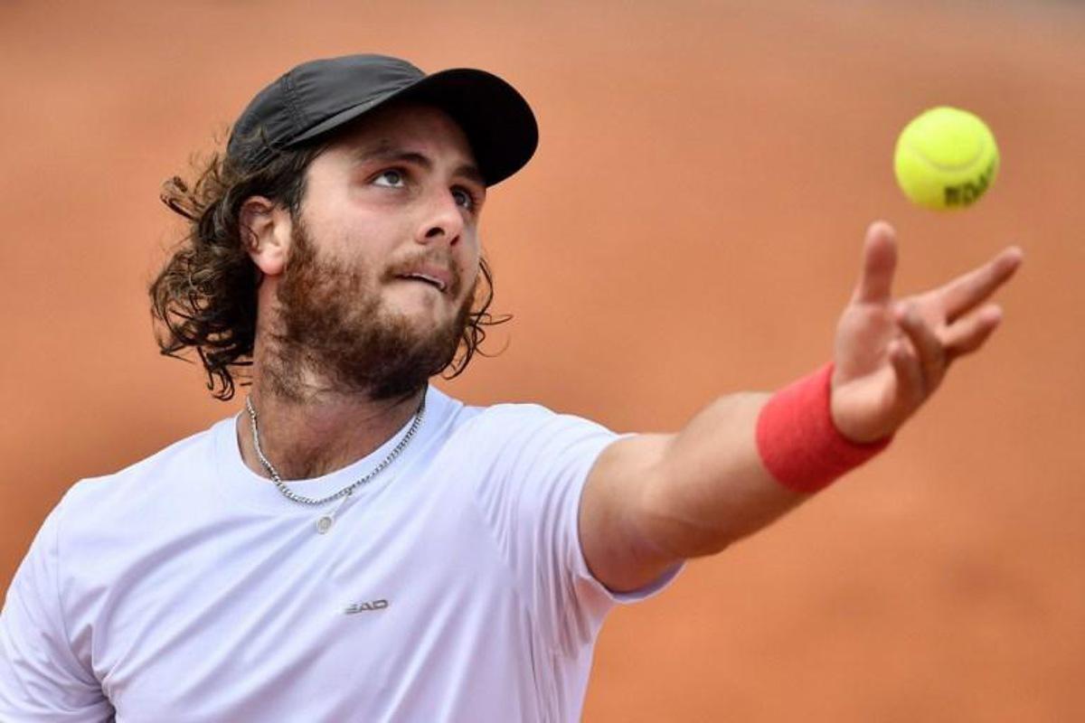 Argentina's Marco Trungelliti serves to Australia's Bernard Tomic during their men's singles first round match on day two of The Roland Garros 2018 French Open tennis tournament in Paris on May 28, 2018. Argentinian Marco Trungelliti embarked on a road trip from Barcelona to Paris and was rewarded with a lucky loser spot to play Bernard Tomic at Roland Garros. The world number 190 had already returned to his base in Barcelona after losing in qualifying last week, but a spate of withdrawals saw a possible place in the main draw open up. CHRISTOPHE SIMON / AFP