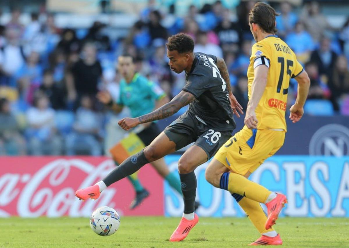 Napoli's Belgian forward #26 Cyril Ngonge (L) fights for the ball with Atalanta's Dutch midfielder #15 Marten de Roon during the Italian Serie A football match between SSC Napoli and Atalanta at the Diego Armando Maradona stadium in Naples, on November 3, 2024. CARLO HERMANN / AFP