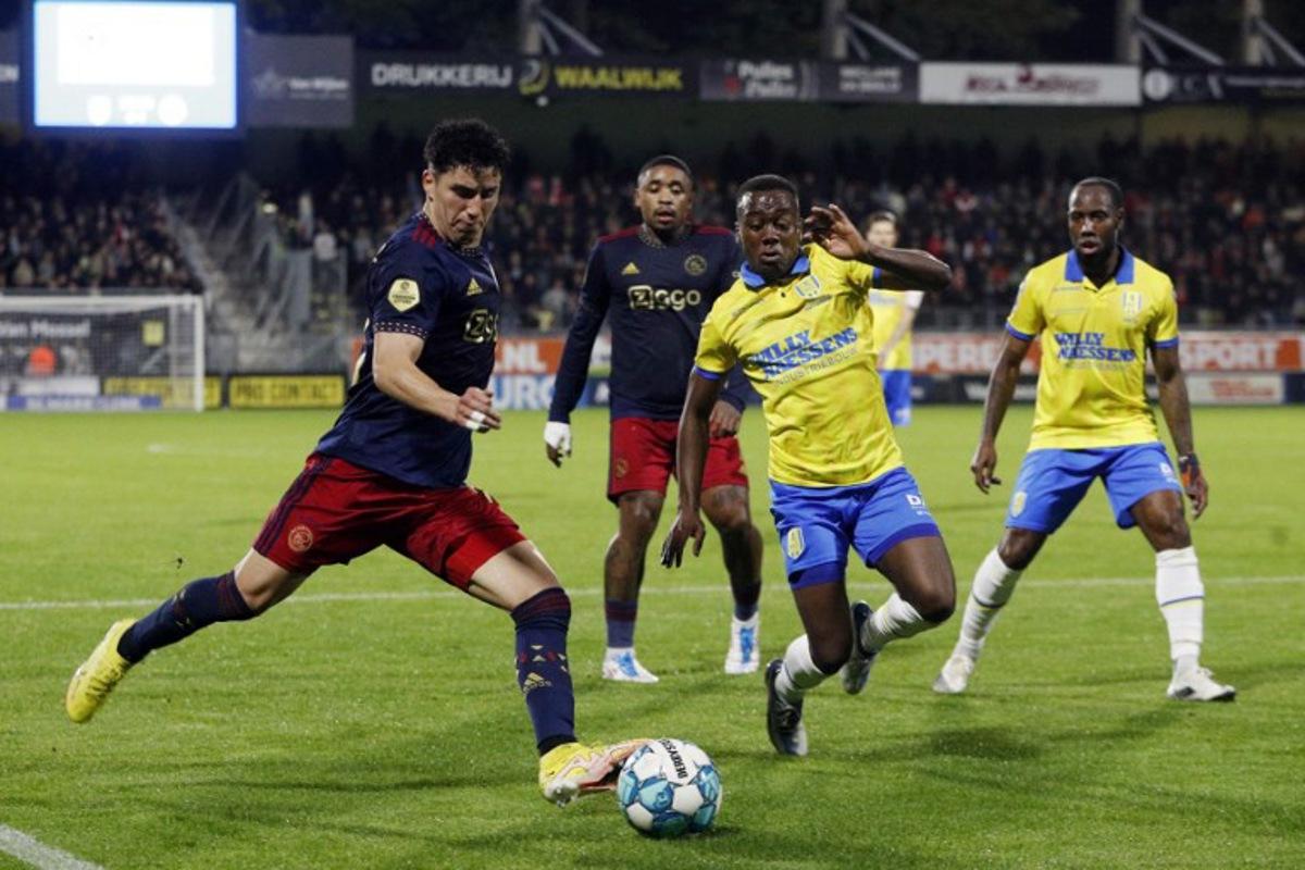 Ajax's Jorge Sanchez (L) fights for the ball with Waalwijk's Thierry Lutonda during the Dutch Eredivisie match between RKC Waalwijk and Ajax Amsterdam at the Mandemakers Stadium in Waalwijk on October 22, 2022. Jeroen Putmans / ANP / AFP