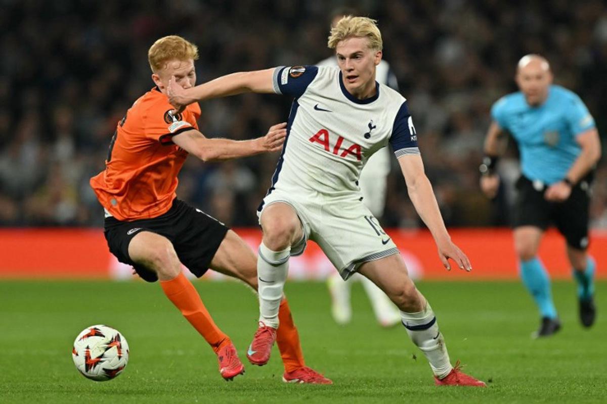 Eintracht Frankfurt's Sweden's midfielder #16 Hugo Larsson (L) vies with Tottenham Hotspur's Swedish midfielder #15 Lucas Bergvall during the UEFA Europa League quarter-final football match between Tottenham Hotspur and Eintracht Frankfurt at the Tottenham Hotspur Stadium in London, on April 10, 2025. Glyn KIRK / AFP