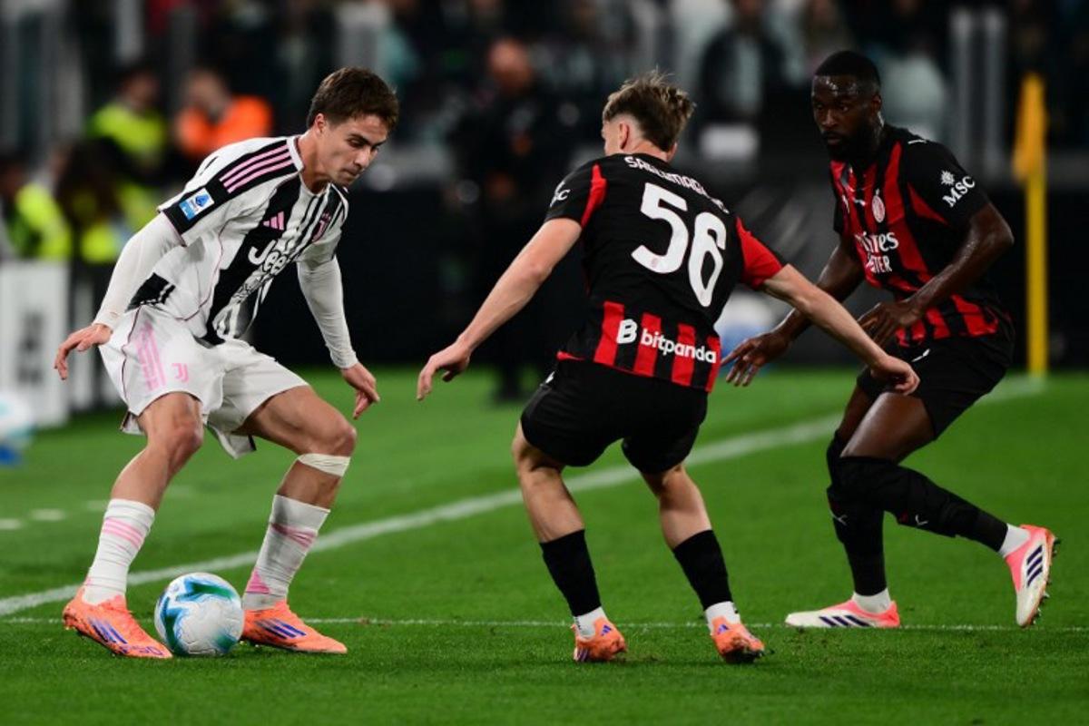 Juventus' Turkish forward #10 Kenan Yildiz (L) fights for the ball with AC Milan's Begian midfielder #56 Alexis Saelemaekers during the Italian Serie A football match between Juventus and AC Milan at The Allianz Stadium in Turin on October 5, 2025. MARCO BERTORELLO / AFP