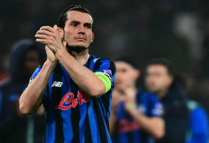 Atalanta's Dutch midfielder #15 Marten de Roon greets supporters after being defeated during the UEFA Champions League last 16, first leg football match between Atalanta and Bayern Munich at the Gewiss stadium in Bergamo, on March 10, 2026. Marco BERTORELLO / AFP
