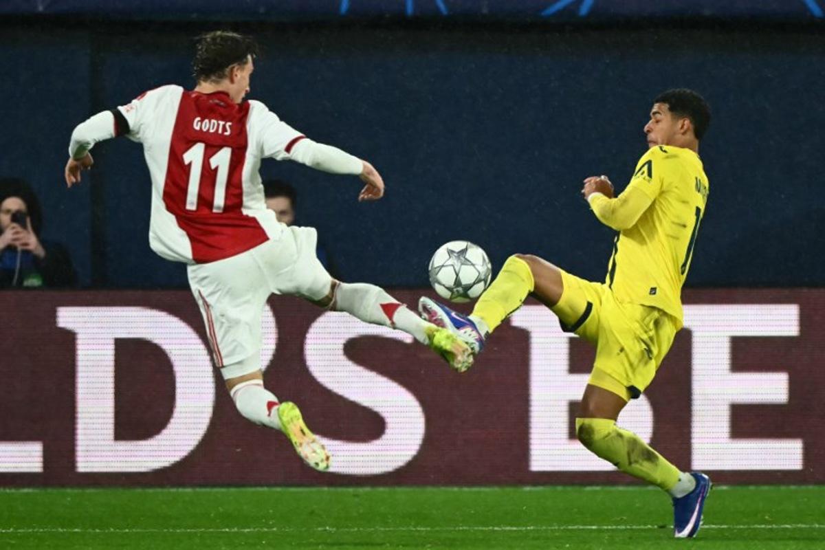 Ajax's Belgian forward #11 Mika Godts and Villarreal's Uruguayan defender #15 Santiago Mourino fight for the ball during the UEFA Champions League league phase day 7 football match between Villarreal CF and Ajax at La Ceramica Stadium in Vila-real on January 20, 2026. JOSE JORDAN / AFP