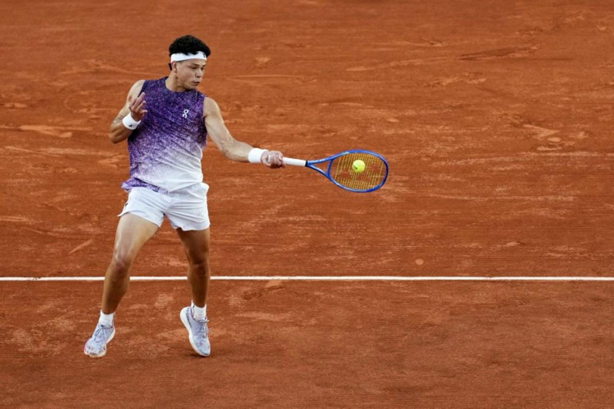 US Ben Shelton plays a forehand return to Belgium's Raphael Collignon during their men's singles match on day 5 of the French Open tennis tournament on Court Suzanne-Lenglen at the Roland-Garros Complex in Paris on May 28, 2026. Dimitar DILKOFF / AFP