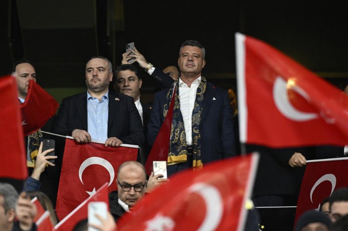 Turkish-American businessman and president of Fenerbahce, Sadettin Saran (C) watches the Europa League 1st round day 7 football match between Fenerbahce and Aston Villa at Sukru Saracoglu Stadium in Istanbul on January 22, 2026. Yasin AKGUL / AFP