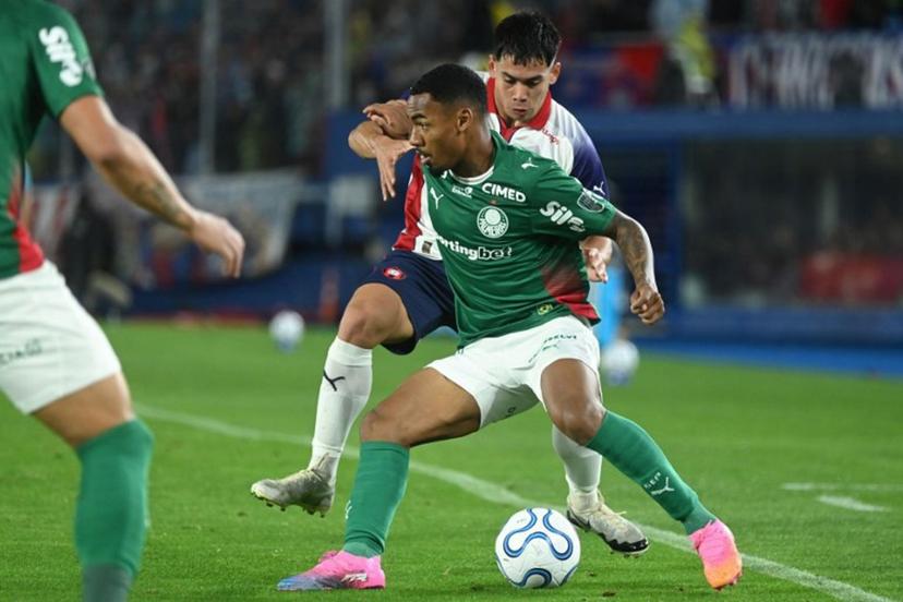 Palmeiras' forward #40 Allan (L) and Cerro Porteno's defender #35 Marcelo Chaparro fight for the ball during the second leg of the Copa Libertadores round of 16 football match between Paraguay's Cerro Porteno and Brazil's Palmeiras at La Nueva Olla stadium in Asuncion, on August 19, 2026. DANIEL DUARTE / AFP
