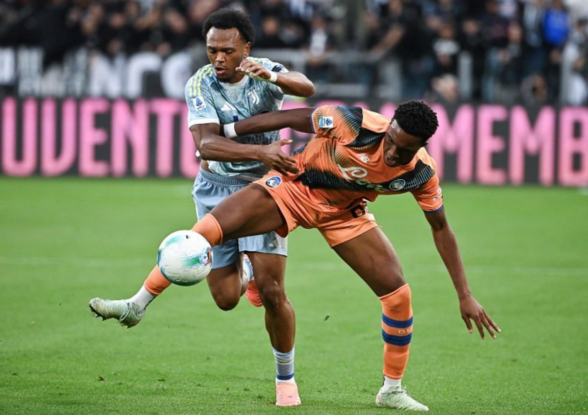 Juventus' Belgian forward #20 Lois Openda (L) fights for the ball with Atalanta's Italian defender #69 Honest Ahanor during the Italian Serie A football match between Juventus FC and Atalanta at the Allianz stadium in Turin, northern Italy on September 27, 2025. Isabella BONOTTO / AFP