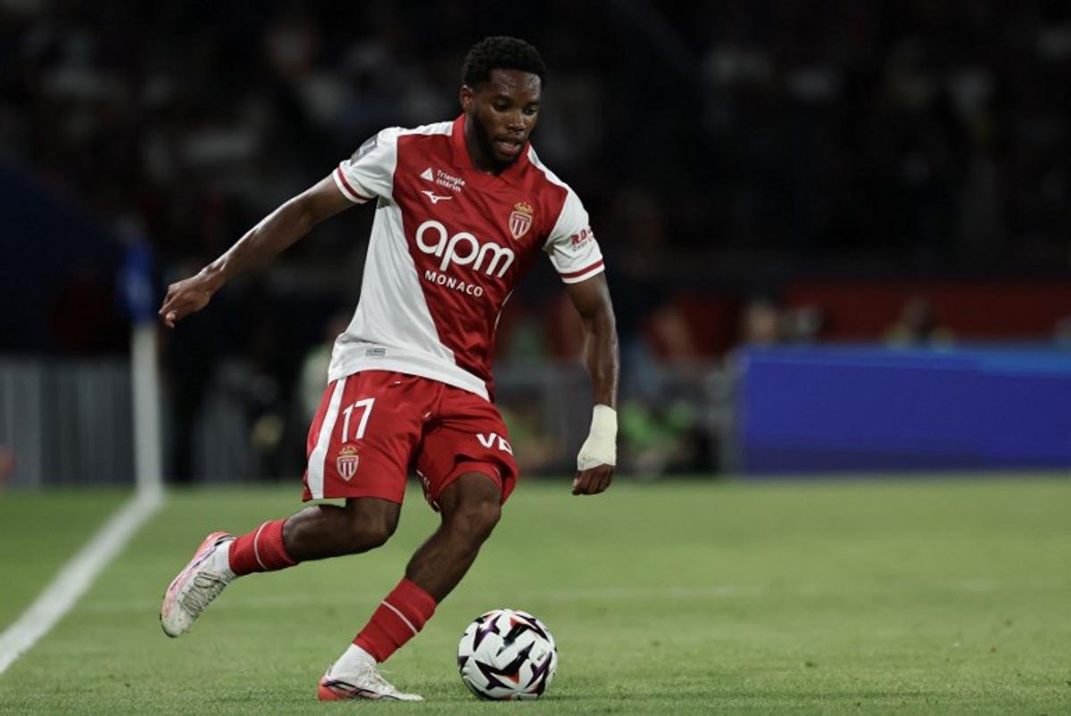 Monaco's Belgian midfielder #17 Stanis Idumbo controls the ball during the French L1 football match between Paris Saint-Germain (PSG) and AS Monaco at the Parc des Princes stadium in Paris on September 4, 2026. Anne-Christine POUJOULAT / AFP