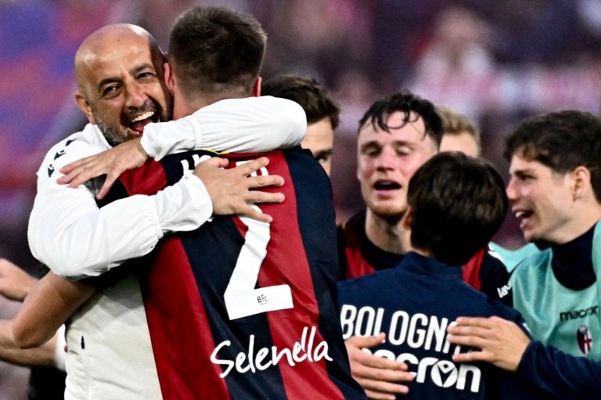Bologna's Italian headcoach Vincenzo Italiano (L) celebrates with Bologna's players after winning the Italian Serie A football match between Bologna FC and Inter Milan FC at the Renato Dall'Ara stadium in Bologna on April 20, 2025. Filippo MONTEFORTE / AFP