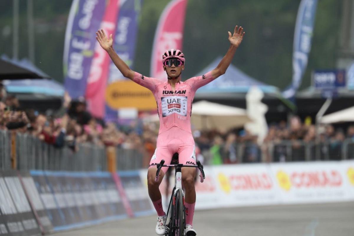 UAE Team Emirates XRG's Mexican rider Isaac Del Toro celebrates as he crosses the finish line to win the 17th stage of the 108th Giro d'Italia cycling race, 155kms from San Michele all'Adige to Bormio, on May 28, 2025. Luca Bettini / AFP