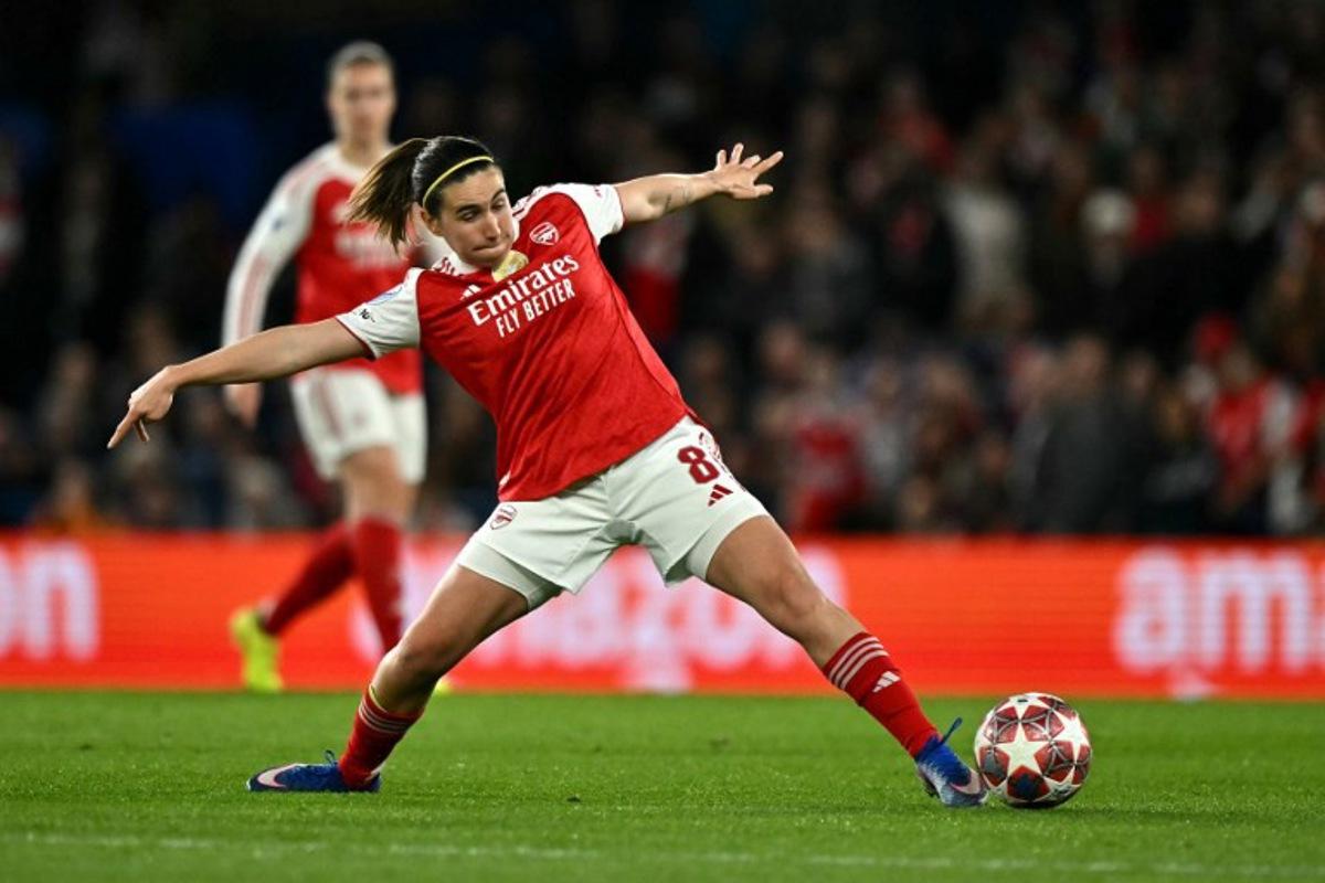 Arsenal's Spanish midfielder #08 Mariona Caldentey stretches to pass the ball during the UEFA Women's Champions League Quarter Final second-leg football match between Chelsea and Arsenal at Stamford Bridge in London on April 1, 2026. Ben STANSALL / AFP