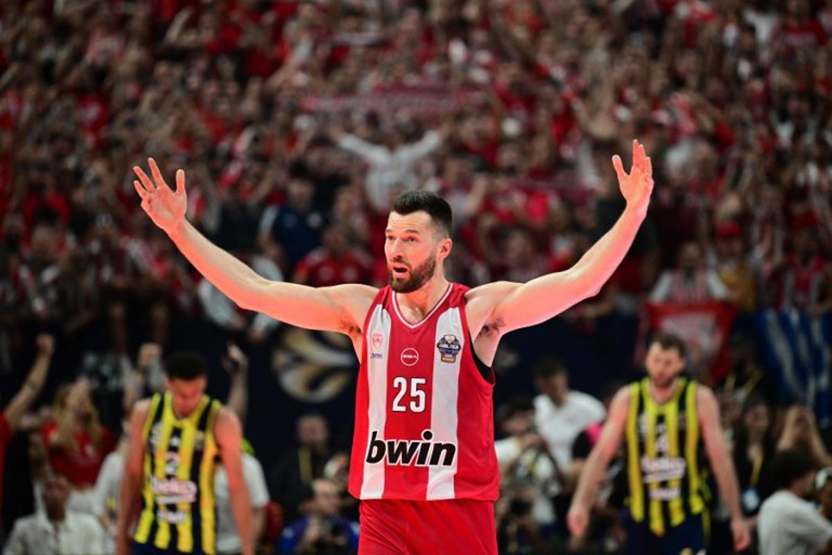 Olympiacos' US forward #25 Alec Peters reacts during the EuroLeague "Final Four" semi-final basketball match between Olympiacos BC and Fenerbahce Basketball at the Telekom Center Athens in Athens on May 22, 2026. Angelos TZORTZINIS / AFP