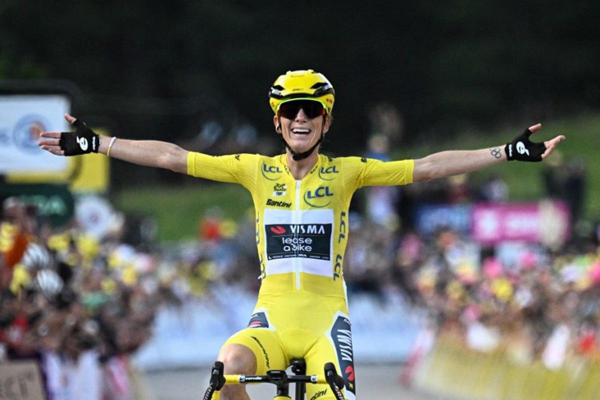 Overall leader's yellow jersey Team Visma | Lease a Bike's French rider Pauline Ferrand-Prevot celebrates as she crosses the finish line to win the 9th and final stage (out of 9) and the fourth edition of the Women's Tour de France cycling race, 124.1 km from Praz-sur-Arly to Chatel, in Chatel eastern France, on August 3, 2025. JULIEN DE ROSA / AFP