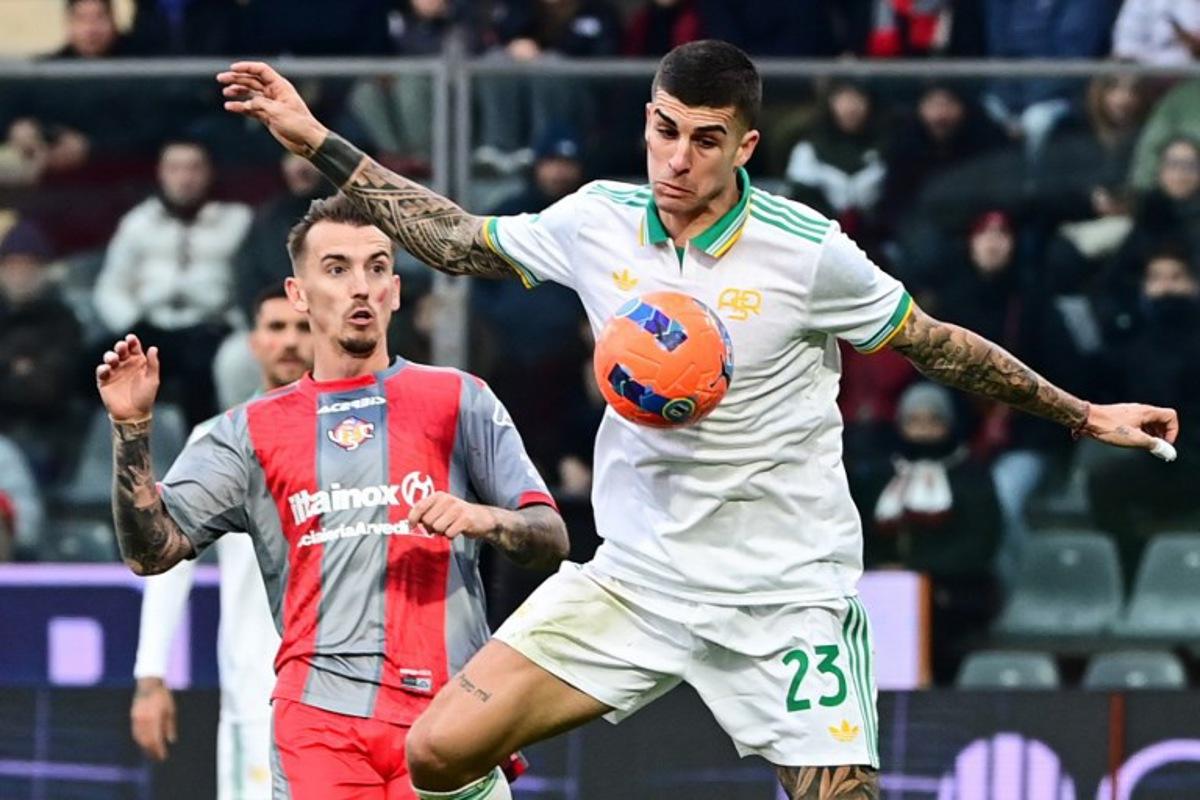 Roma's Italian defender #23 Gianluca Mancini (R) fights for the ball with Cremonese's Belgian midfielder #27 Jari Vandeputte during the Italian Serie A football match between Cremonese and Roma at the Zini Stadium in Cremona, on November 23, 2025. Piero CRUCIATTI / AFP
