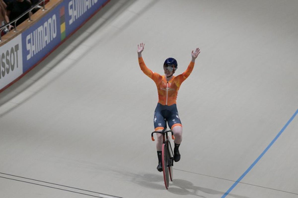 Netherlands' #34 Lorena Wiebes celebrates after winning the women's scratch 10km final during the 2025 UCI Track World Championships at the Peñalolen Velodrome, in Santiago, on October 22, 2025. Rodrigo ARANGUA / AFP
