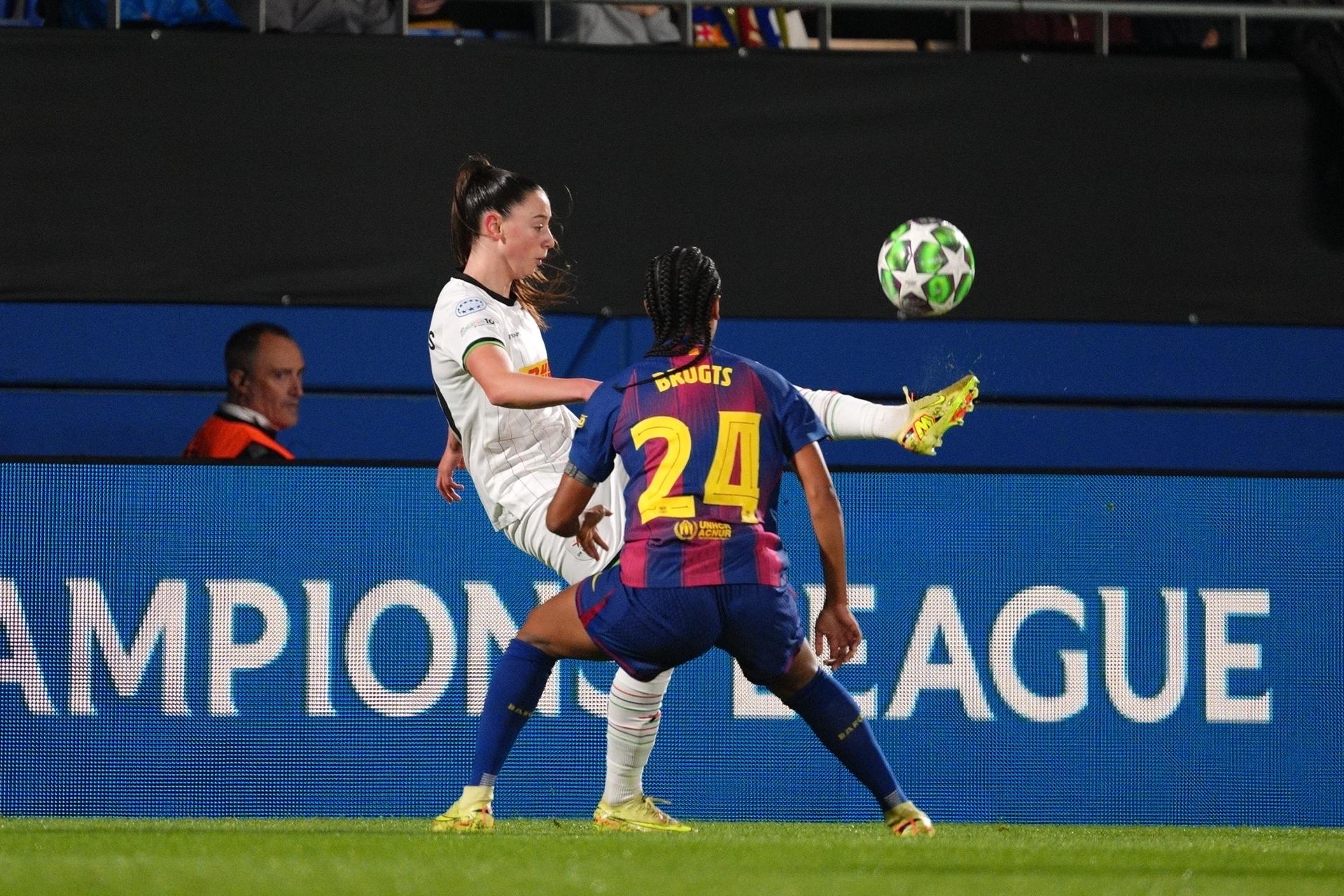 OHL Women's Aurelie Reynders and Barcelona's Esmee Brugts pictured in action during a soccer match between Spanish FC Barcelona Femeni and Oud-Heverlee Leuven Women, Wednesday 12 November 2025 in Barcelona, Spain, the third game in the league phase of the UEFA Women's Champions League competition. BELGA PHOTO JOMA GARCIA I GISBERT