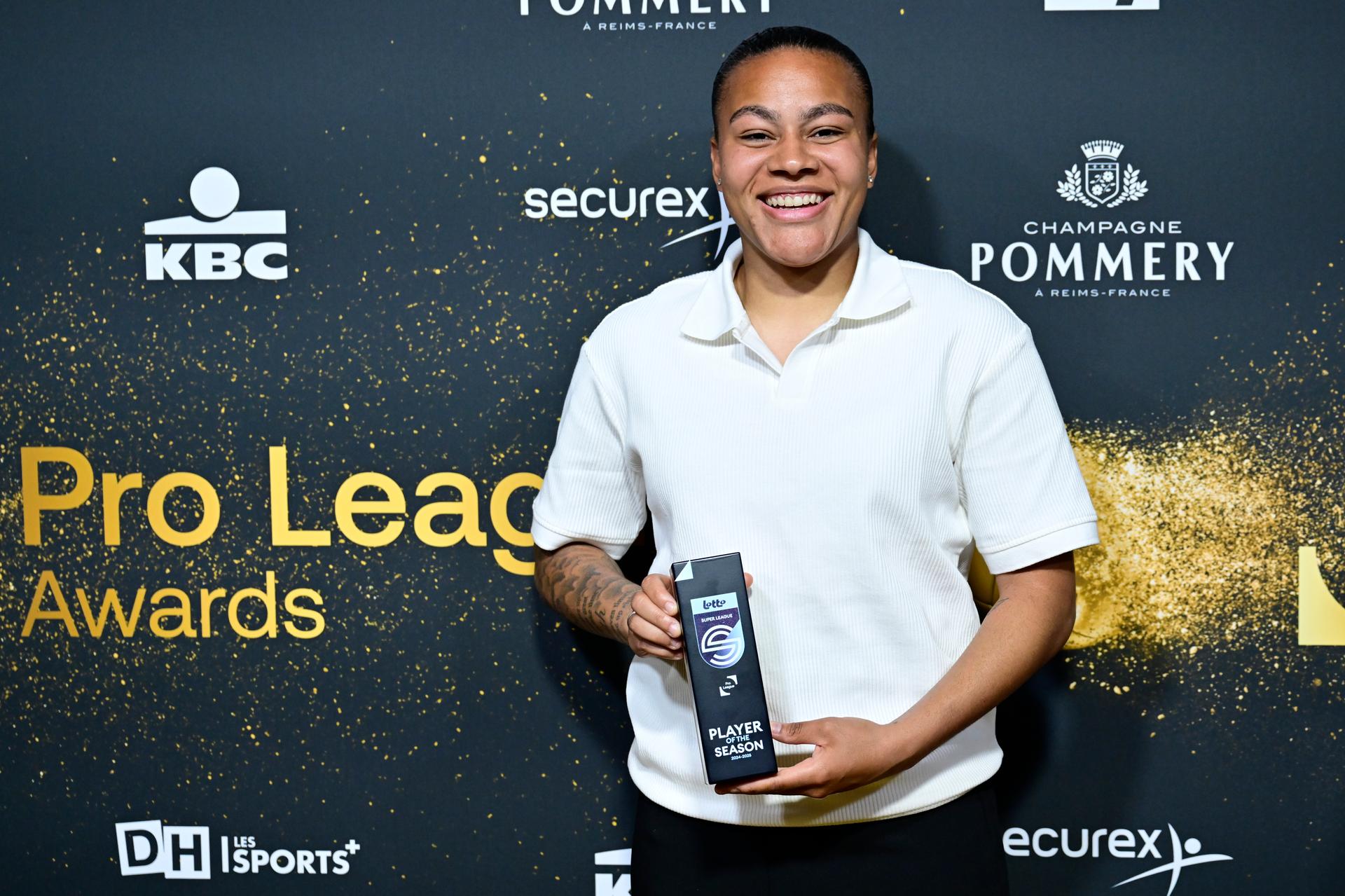 Standard Mariam Toloba poses with the best player trophy during the Pro League Awards 2025, for the best players in the 1st and 2nd divisions of the 2024_2025 Belgian soccer championships, Monday 26 May 2025 in Antwerp. BELGA PHOTO DIRK WAEM
