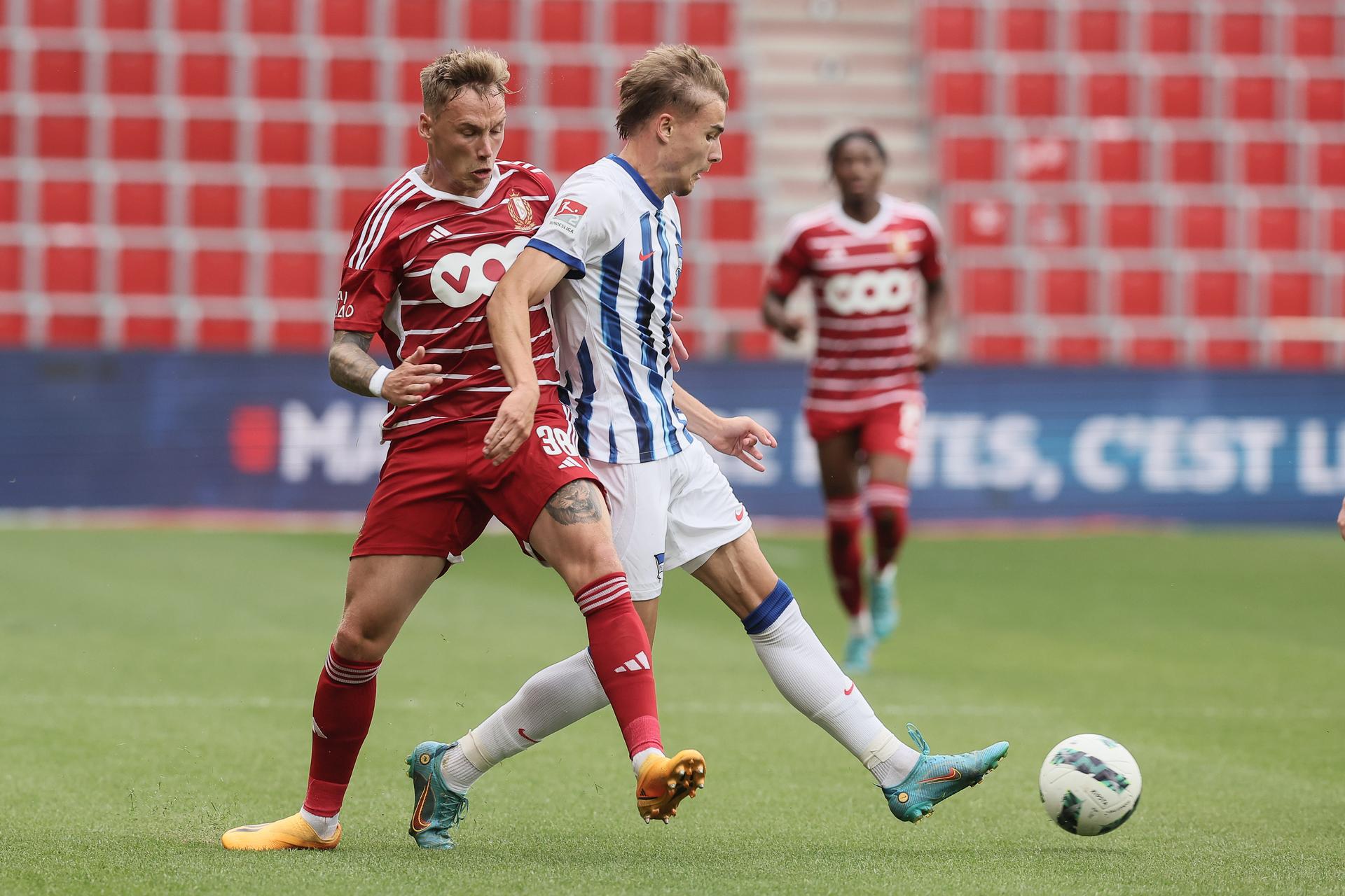 Standard's Jacob Barrett Laursen and Hertha Berlin's Marten Winkler fight for the ball during a friendly soccer match between Standard de Liege and Hertha Berlijn, Friday 21 July 2023 in Liege, in preparation of the upcoming 2023-2024 season. BELGA PHOTO BRUNO FAHY