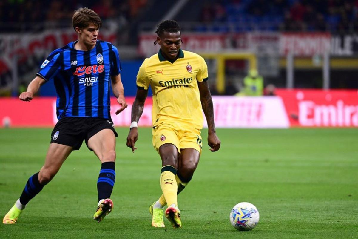 Atalanta's Belgian forward #17 Charles De Ketelaere (L) fights for the ball with AC Milan's Portuguese forward #10 Rafael Leao during the Italian Serie A football match between AC Milan and Atalanta Bergamo at San Siro Stadium in Milan on May 10, 2026. Piero CRUCIATTI / AFP