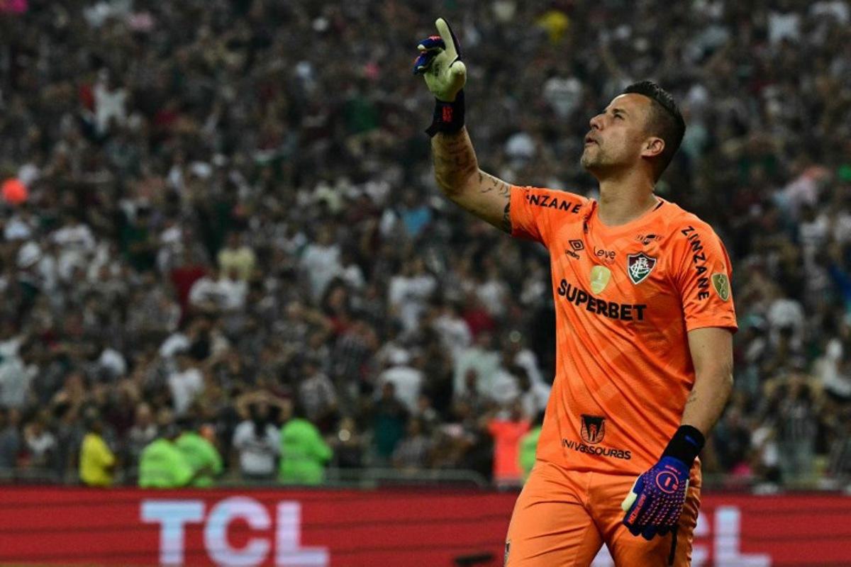 Fluminense's goalkeeper Fabio celebrates after saving a penalty kick taken by Fluminense's midfielder Ganso in the penalty shootout during the Copa Libertadores round of 16 second leg all-Brazilian football match between Fluminense and Gremio at the Maracana stadium in Rio de Janeiro, Brazil, on August 20, 2024. Pablo PORCIUNCULA / AFP