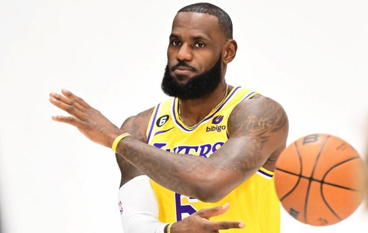 LeBron James poses with a ball at the Los Angeles Lakers media day on September 26, 2022 in El Segundo, California. Frederic J. BROWN / AFP