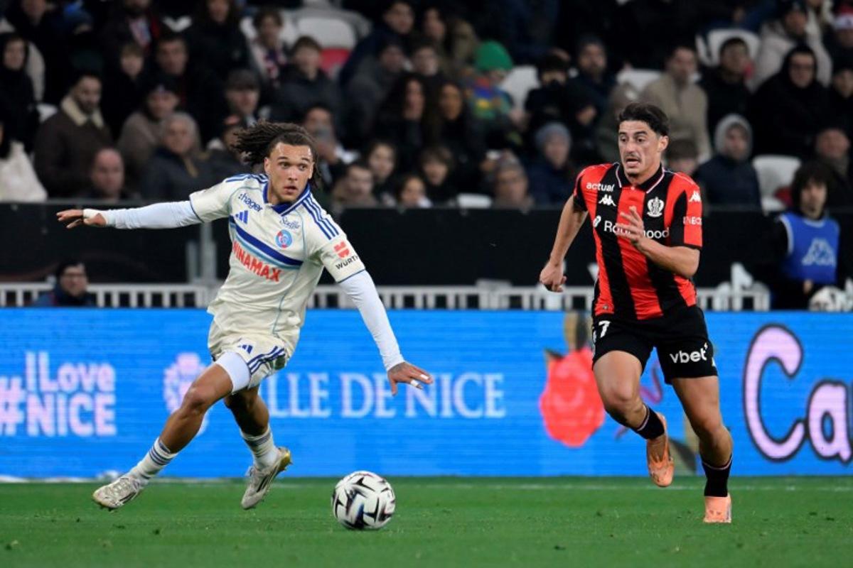 Strasbourg's Belgian midfielder #07 Diego Moreira (L) and Nice's Portuguese forward #47 Tiago Gouveia (R) fight for the ball during the French L1 football match between OGC Nice and RC Strasbourg Alsace at the Allianz Riviera Stadium in Nice, south-eastern France, on January 3, 2026. Frederic DIDES / AFP