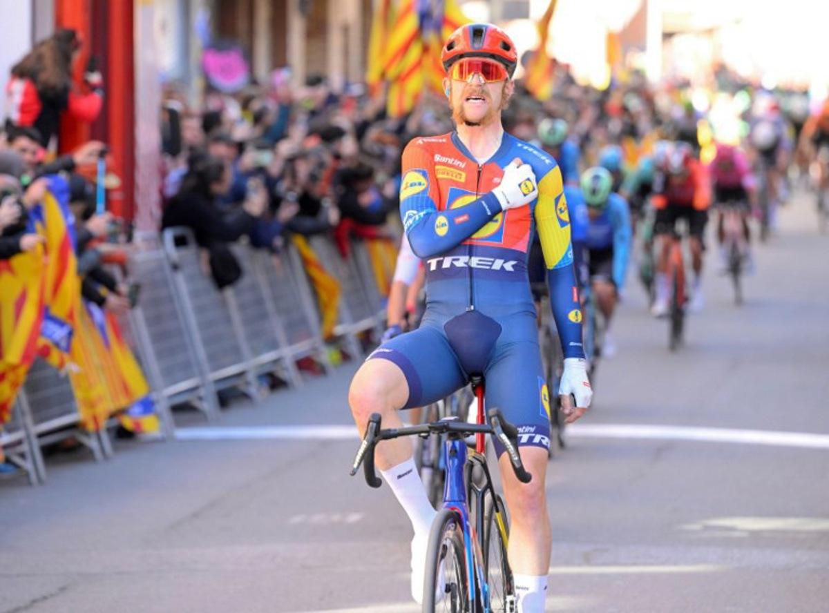 Team Lidl-Trek's US rider Quinn Simmons celebrates crossing first the finish line of the 6th stage of the 2025 Volta a Catalunya cycling tour of Catalonia, a 159km stage race between Berga and Queralt, on March 29, 2025. Josep LAGO / AFP