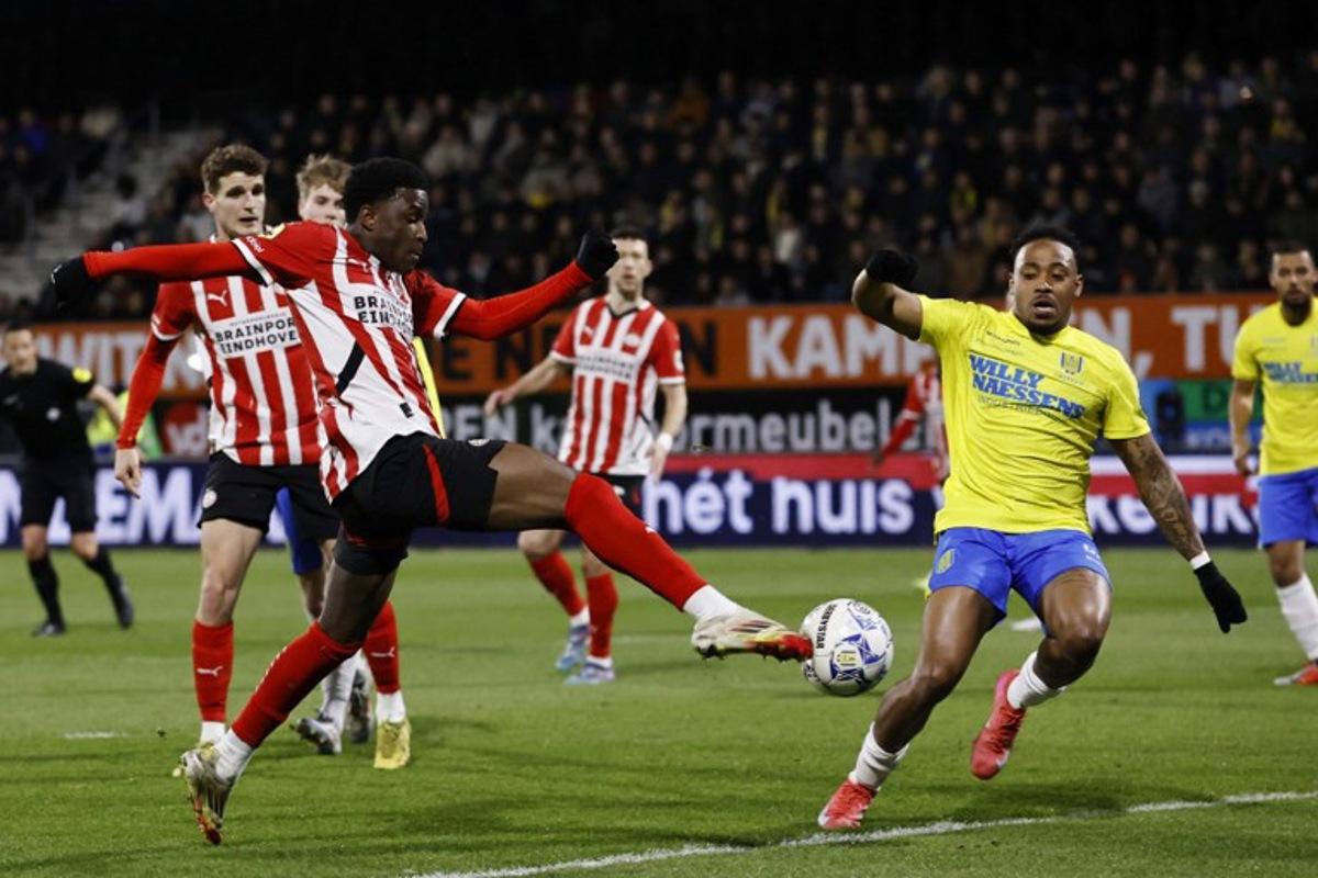 (l-r) Eindhoven's Isaac Babadi and Waalwijk's Juan Familia-Castillo fight for the ball during the Dutch Eredivisie football match between RKC Waalwijk and PSV Eindhoven at Mandemakers Stadium in Waalwijk on March 15, 2025. MAURICE VAN STEEN / ANP / AFP