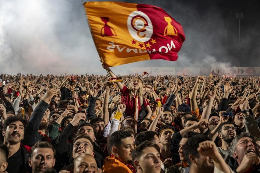 Galatasaray supporters celebrate their team's victory at the end of the Turkish Super Lig football match between Galatasaray and Konyaspor at the Florya Metin Oktay facilities in Istanbul, on May 27, 2024. Yasin AKGUL / AFP
