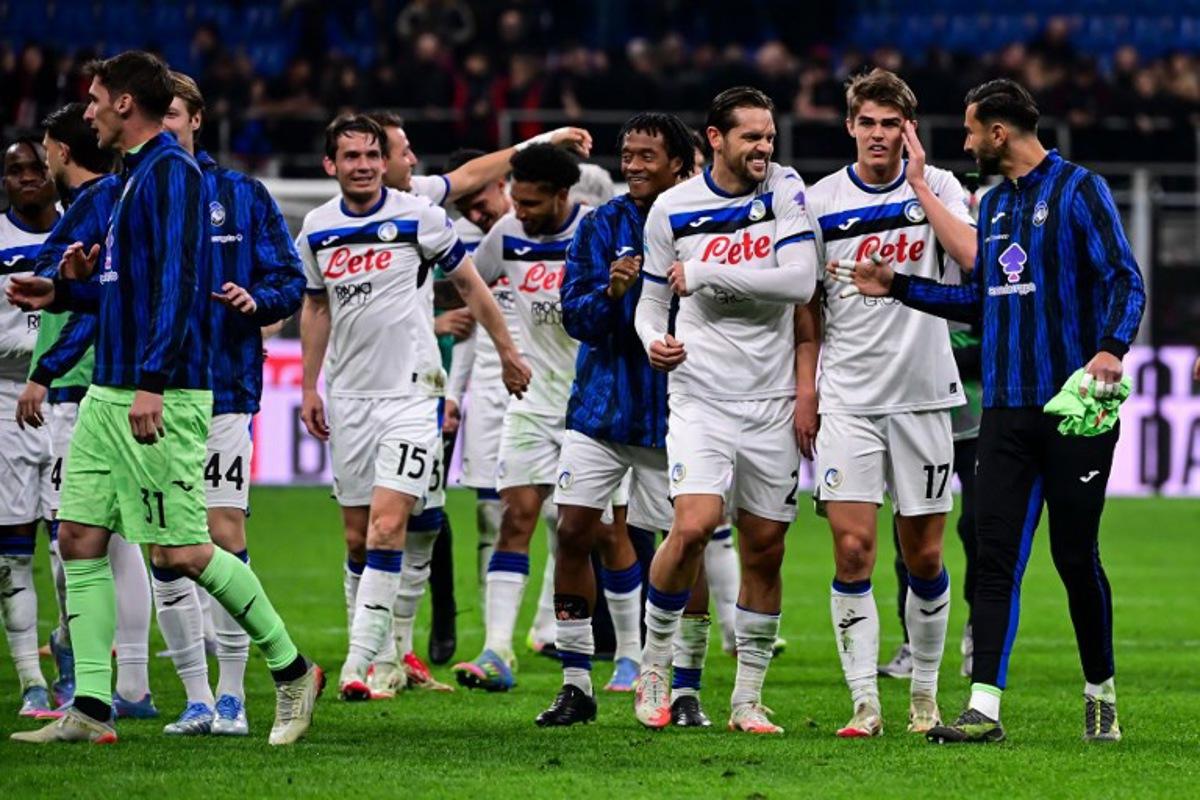 Atalanta's players celebrate after winning the Italian Serie A football match between AC Milan and Atalanta Bergamo at the San Siro stadium in Milan, on April 20, 2025. Piero CRUCIATTI / AFP