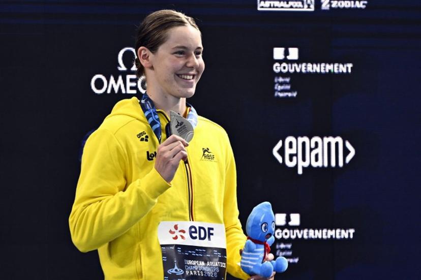 Belgium's Roos Vanotterdijk poses with her silver medal on the podium of the women's 50m butterfly swimming event during the LEN European Aquatics Championships at the Olympic Aquatic Centre in Saint-Denis, northern suburbs of Paris, on August 12, 2026. JULIEN DE ROSA / AFP