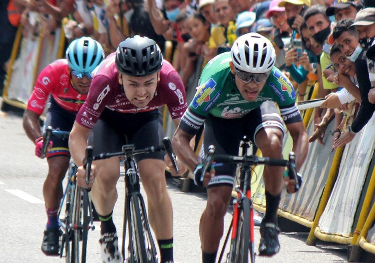 Colombia's Johan Colon (R), from team Idea Indeportes Antioquia, and Serbia's Dusan Rajovic, from Team Corratec, sprint to the finish line during the first stage of the 57th Vuelta al Tachira en Bicicleta multi-day road bicycle race, in San Cristobal, Tachira State, Venezuela, on January 16, 2022. Johnny PARRA / AFP