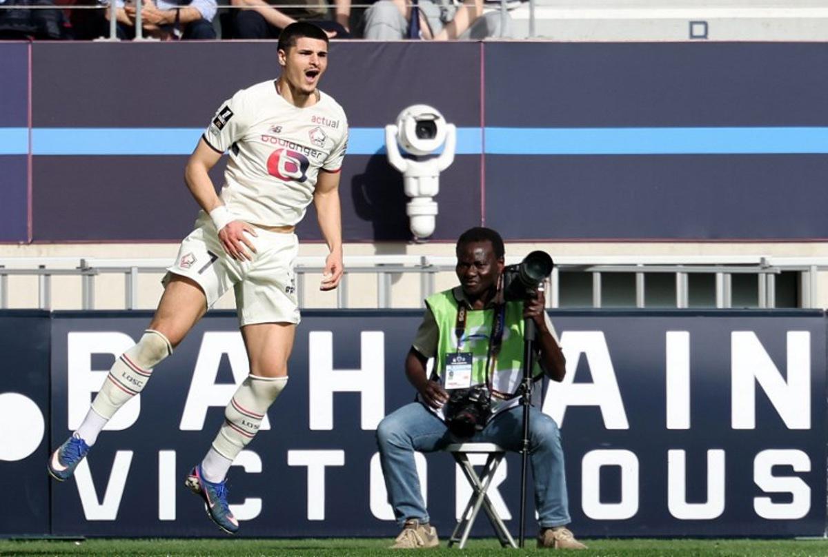 Lille's Belgian forward #07 Matias Fernandez-Pardo (L) celebrates after scoring Lille's first goal during the French L1 football match between Paris FC and LOSC Lille at the Stade Jean-Bouin in Paris, on April 26, 2026. FRANCK FIFE / AFP